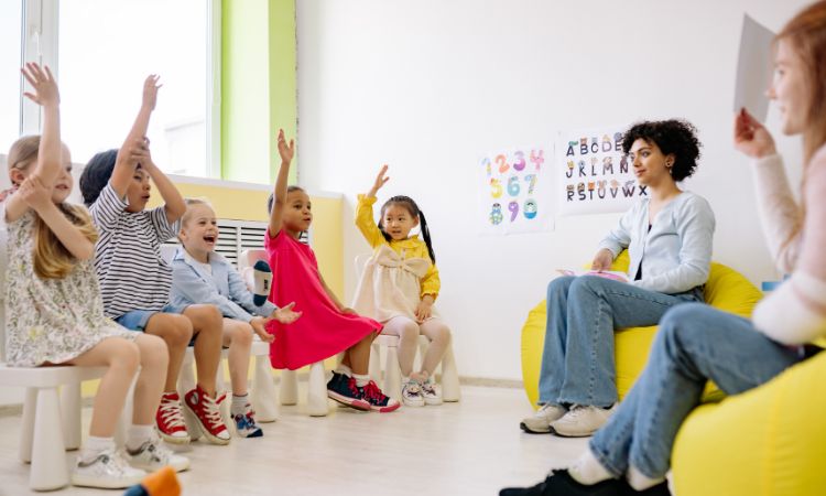 Conoce cómo aprenden los niños y los adolescentes en al guía para pedagogos