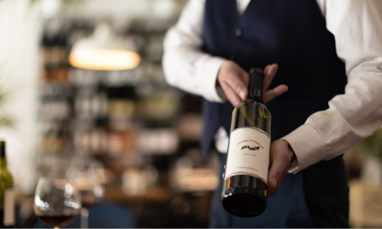 Conoce qué es y qué hace un sommelier