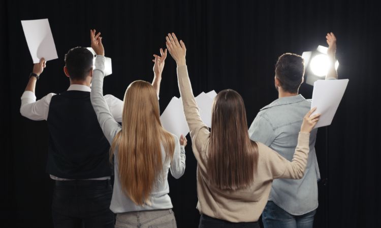 Conoce si se escribe igual una obra de teatro que un cuento y qué los diferencia