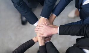 Sí, puedes trabajar en cooperación internacional si vienes de otro sector