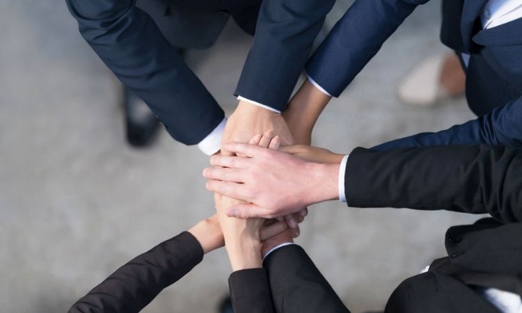 Sí, puedes trabajar en cooperación internacional si vienes de otro sector