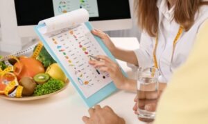 Conoce cómo es el trabajo de un nutricionista, cuánto cobra y sus funciones